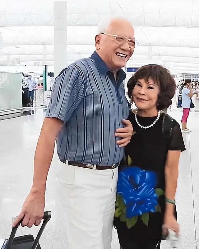 91岁黄夏蕙移民美国曝近况，穿黑丝戴奢华项链，在小作坊做饼干 - 9