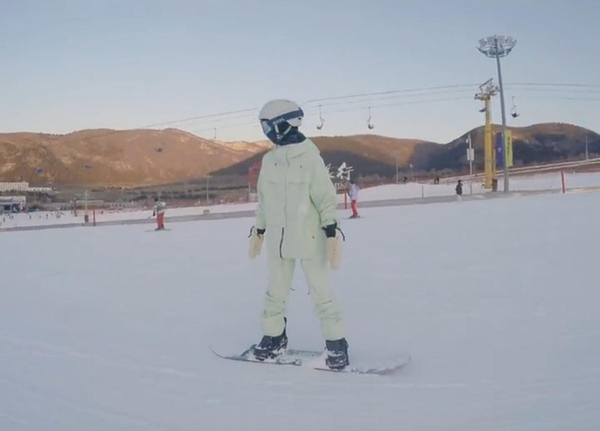 田亮晒儿女滑雪照，森蝶单板滑行动作流畅好有天赋，大长腿太抢镜 - 2