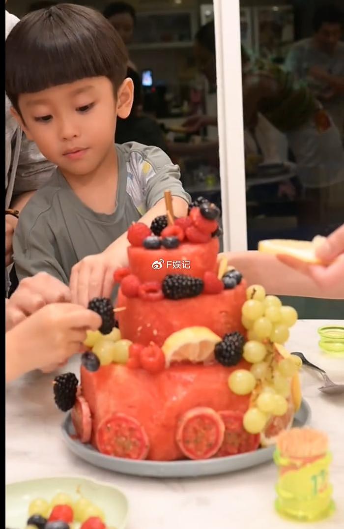 三代同堂开心庆祝！陈凯琳和儿子们亲手制作水果蛋糕为郑嘉颖庆生 - 9