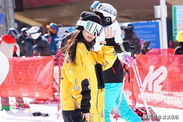李小璐现身滑雪场，穿衣风格变化非常大，对着镜头开心招手 - 3