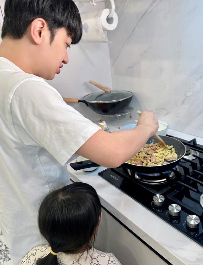 王祖蓝亲自下厨煮爱心牛排给李亚男吃 爱烹饪成功化身家庭煮夫 - 1