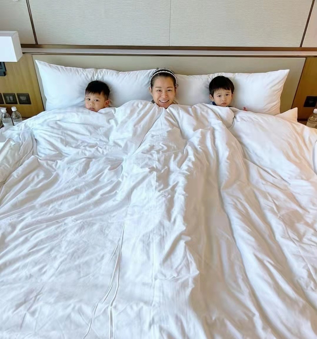 温馨！前TVB一线花旦一家首次入住酒店度假，与两个儿子同浸泡泡浴 - 6