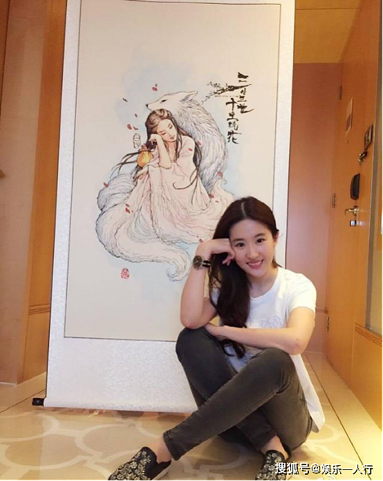 S级美女刘亦菲现实的家，客厅摆着自己的自画像，整体装修很仙气 - 4
