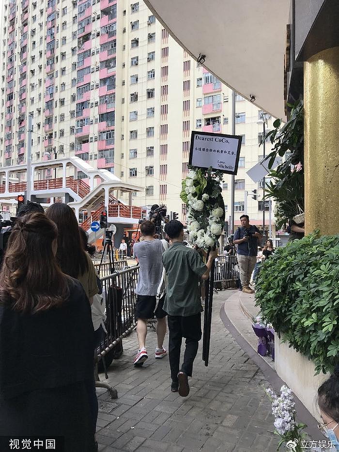 李玟香港追悼会现场 众多歌迷献上花篮纪念 - 2