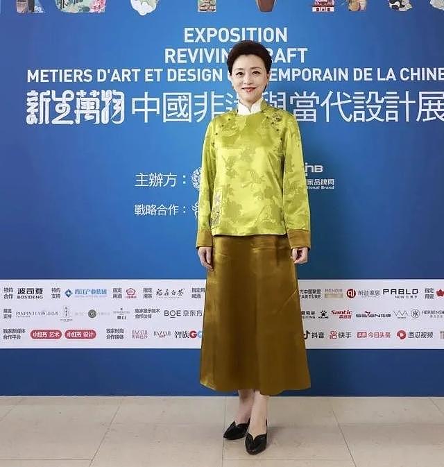 杨澜现身法国巴黎艺术节，穿新中式像个贵族夫人，一般人真穿不起 - 4