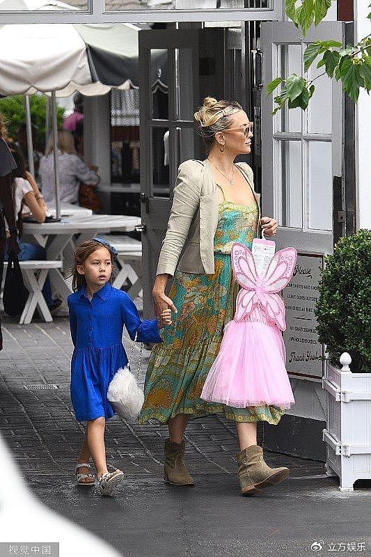 凯特·哈德森带女儿逛街 为女儿购买芭比粉仙女裙 - 2