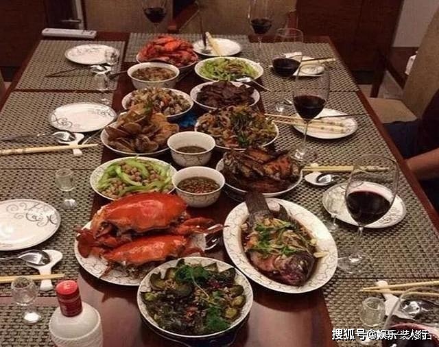 陈建斌蒋勤勤爱巢：一家人在茶几上吃饭，每顿饭都吃海鲜 - 5