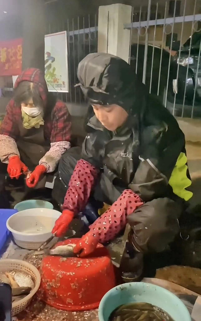 演员李飞无戏拍卖鱼近一年，路边摆地摊满身污垢，称喜欢现在生活 - 8