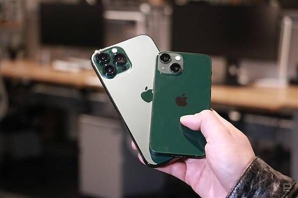 5999元起！iPhone 13新配色真机上手：全新苍岭绿和绿色有爱吗 - 1