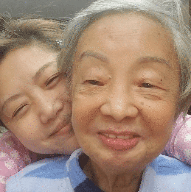 单身的梅小惠很孝顺为89岁妈妈打扮漂亮 帮妈妈敷面膜涂指甲油 - 4