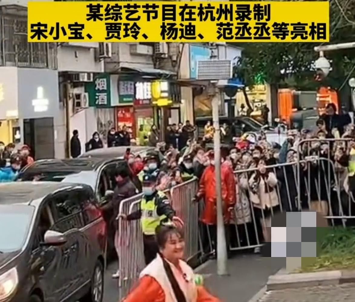 贾玲宋小宝现身杭州，围观人群拥堵车辆停滞不前，还有粉丝喊破音 - 5