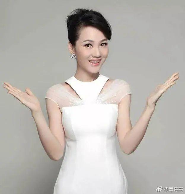 她是著名美女主持人，嫁给神秘老公生下三个孩子，50岁宛如少女 - 9