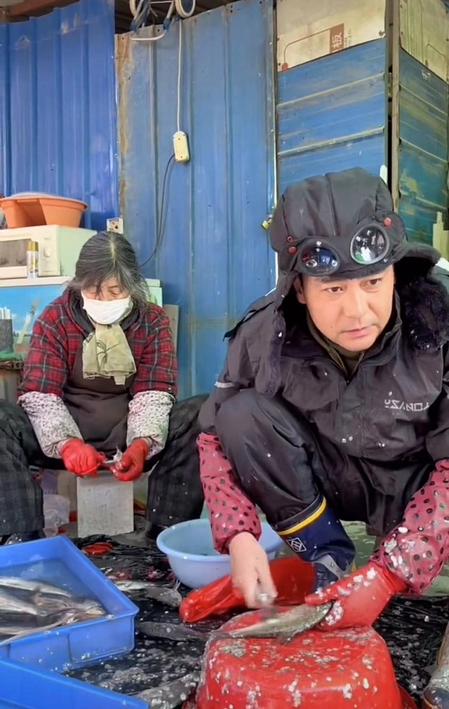 演员李飞无戏拍卖鱼近一年，路边摆地摊满身污垢，称喜欢现在生活 - 7