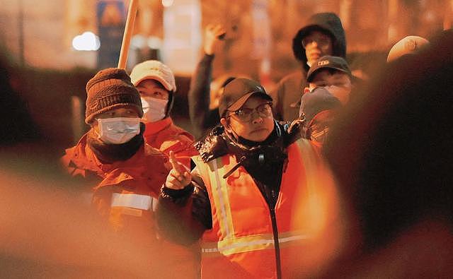 众星腊八节凌晨5点扫大街，韩红带队做公益，为千名环卫工送温暖 - 2