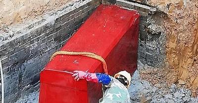 浙江老民在棺材上住30年？房子翻新竟挖出诡异红棺，当场吓哭了