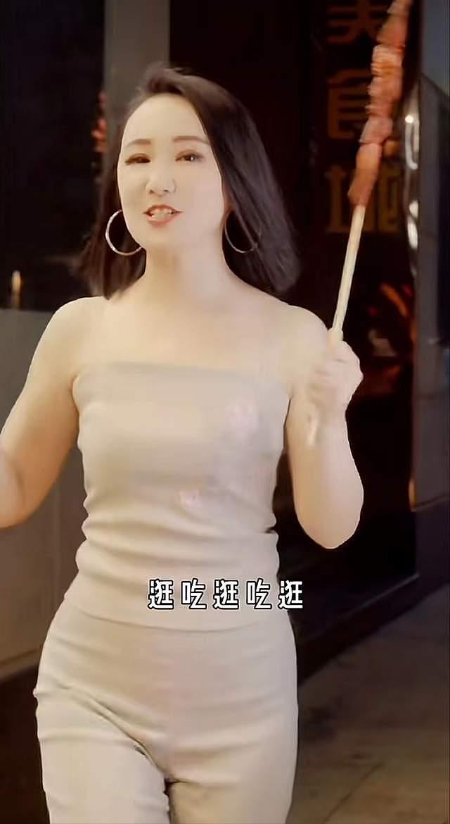 周艳泓上海露天演唱，穿着清凉秀白皙美腿，46岁皮肤紧致似少女 - 8