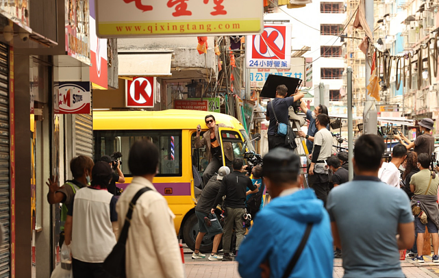 与张可颐在闹市街头拍摄枪战 郭富城罕见扮丑以哨牙造型拍戏 - 1