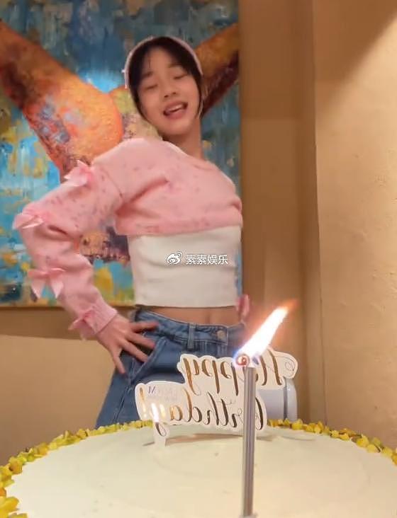 小S小女儿庆祝12岁生日，在蛋糕面前鬼马精灵，比两个姐姐还漂亮 - 6