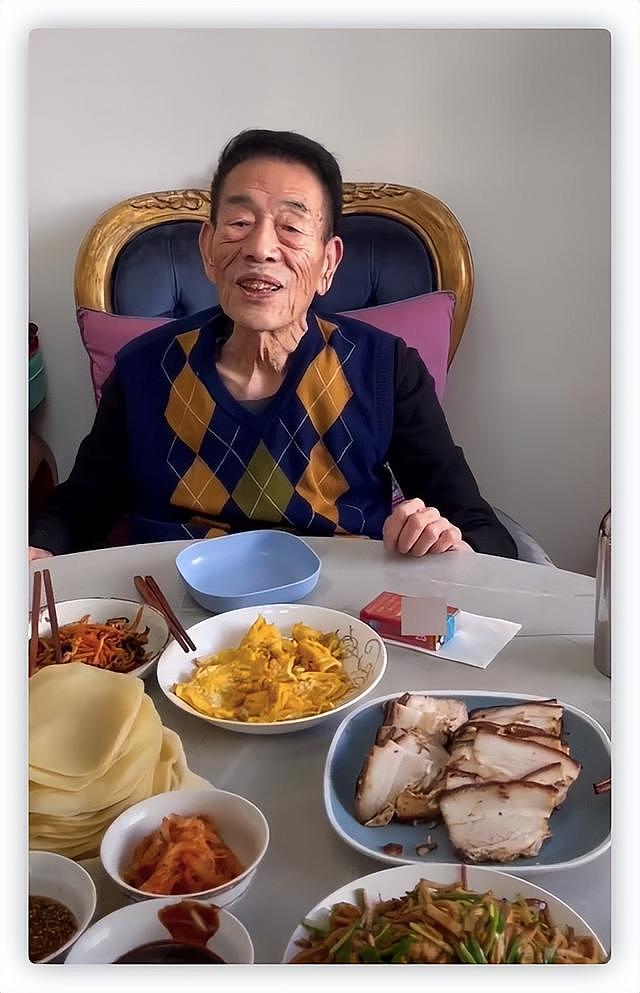 90岁杨少华晚年仍拼酒肉，参加聚会满桌鱼肉，全程端盘夹肉吃不停 - 5