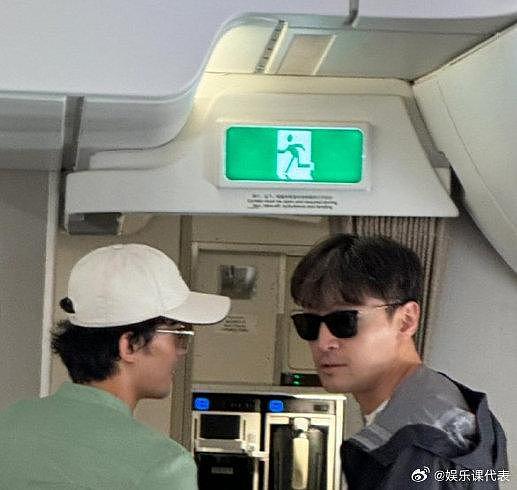 有网友在飞机上偶遇@胡歌@吴磊LEO ，两个人都好酷哦！ - 1
