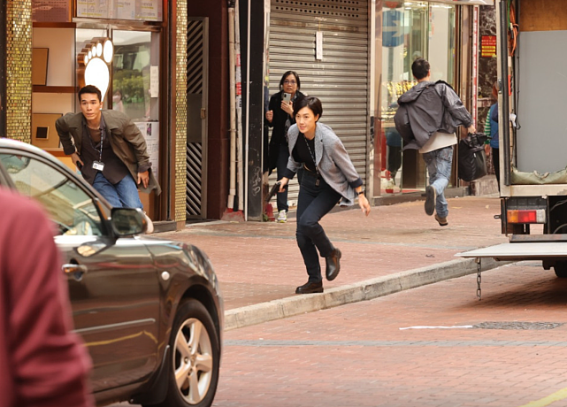 与张可颐在闹市街头拍摄枪战 郭富城罕见扮丑以哨牙造型拍戏 - 5