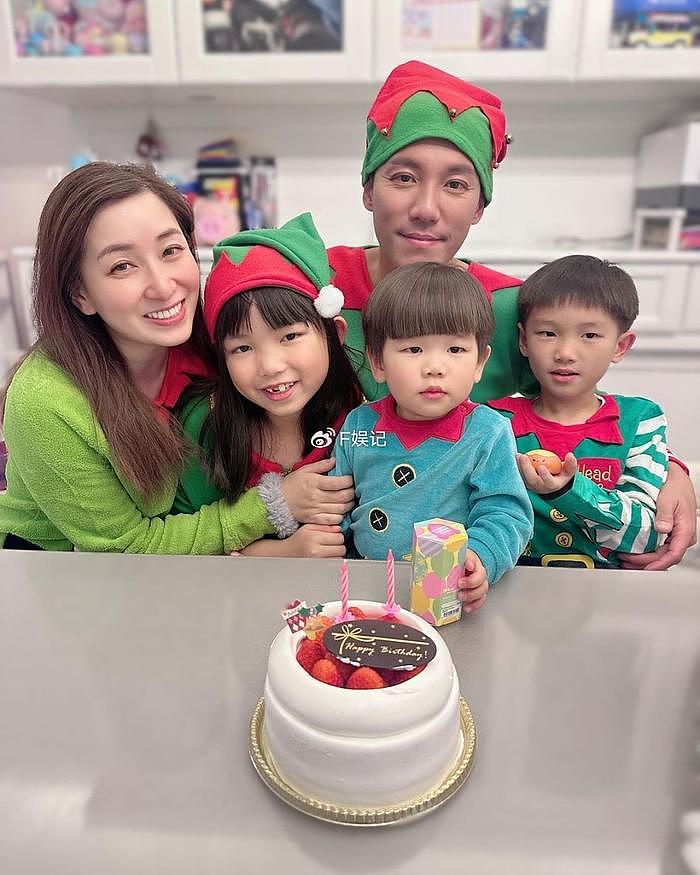 张颖康生日与老婆孩子开心庆祝 一家人穿亲子装开心拍全家福 - 5