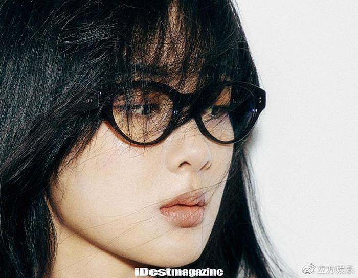 杨紫最新时尚大片释出 长发造型搭配黑框眼镜好酷飒 - 4