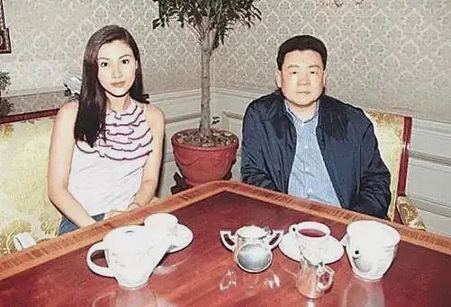 李嘉欣又晒聚会照，51岁已是4百亿阔太，被说遭报应又怎么样​ - 6