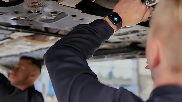 沃尔沃佩戴Apple watch的工程师正在检修汽车