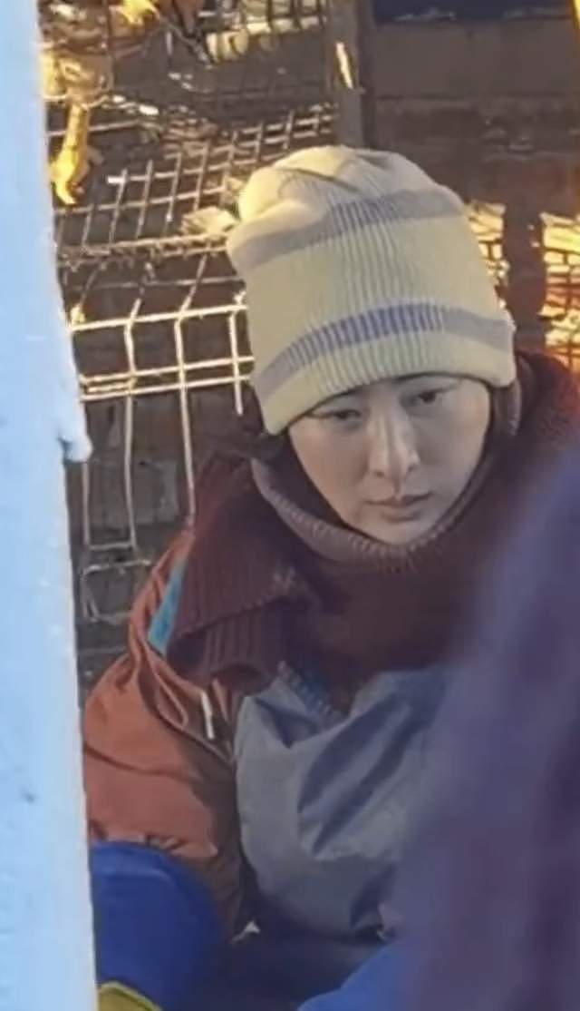 40岁马苏哈尔滨拍戏被冻傻，站冰柱下神情呆滞，被群众围观人气高 - 11