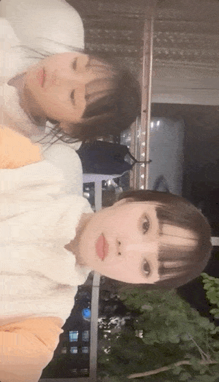 甜馨剪齐刘海和李小璐拍视频，母女拥有同款发型和脸型如姐妹花 - 6