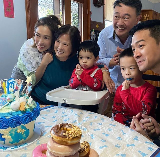 前TVB艺人陈智燊和妻儿时隔3年回娘家 三代同堂难得相聚为儿子庆生 - 2