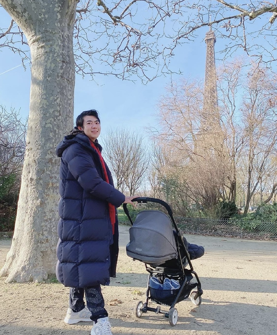 郎朗吉娜带儿子游巴黎，埃菲尔铁塔前遛娃，互为彼此掌镜幸福洋溢 - 2