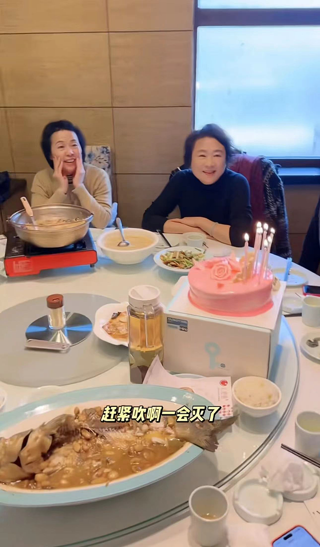 央视主持杨帆为娃庆生，一家10口吃12道菜，8岁女儿似妈引热议 - 5