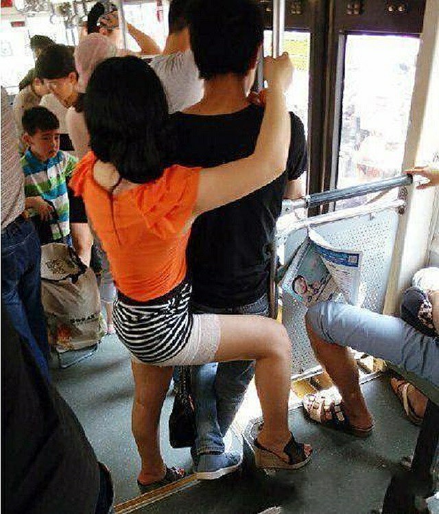 爆笑GIF图：妹子，你们这样在公车上大秀恩爱，胆子也太大了吧 - 1