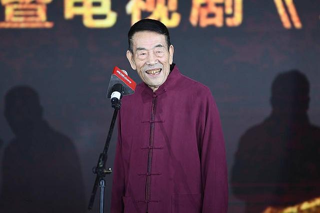 90岁杨少华晚年仍拼酒肉，参加聚会满桌鱼肉，全程端盘夹肉吃不停 - 7