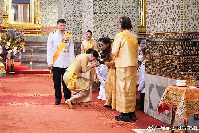 泰王加冕纪念日！王后公主们穿金色泰服，苏提达向血友病公主行礼 - 6