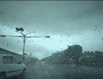 搞笑GIF趣图：记录仪实拍汽车被龙卷风吹走，太可怕了 - 17