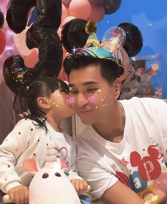 TVB视帝为3岁女儿庆生，一家三口亲子装亮相，小猪比麻花辫抢镜 - 5