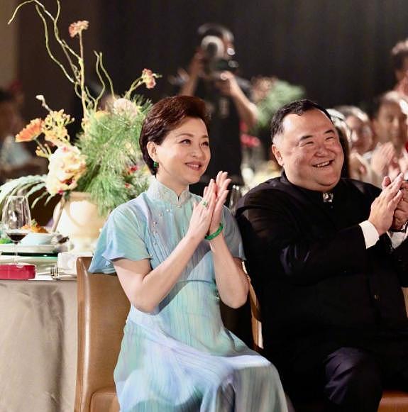 主持人杨澜庆结婚28年，晒与壮硕老公合照，夫妻俩太般配 - 1