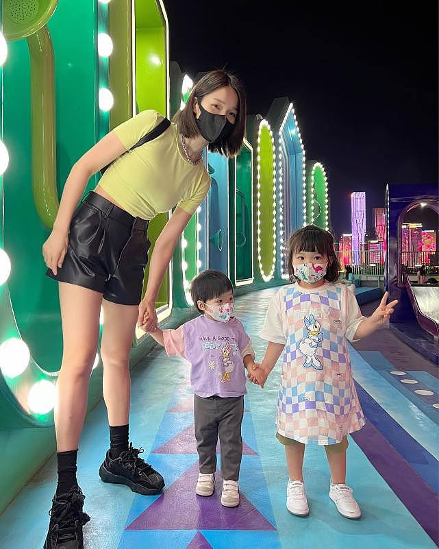 李亚男和两个女儿出镜开心跳手指舞 女儿们表演欲强遗传王祖蓝 - 6