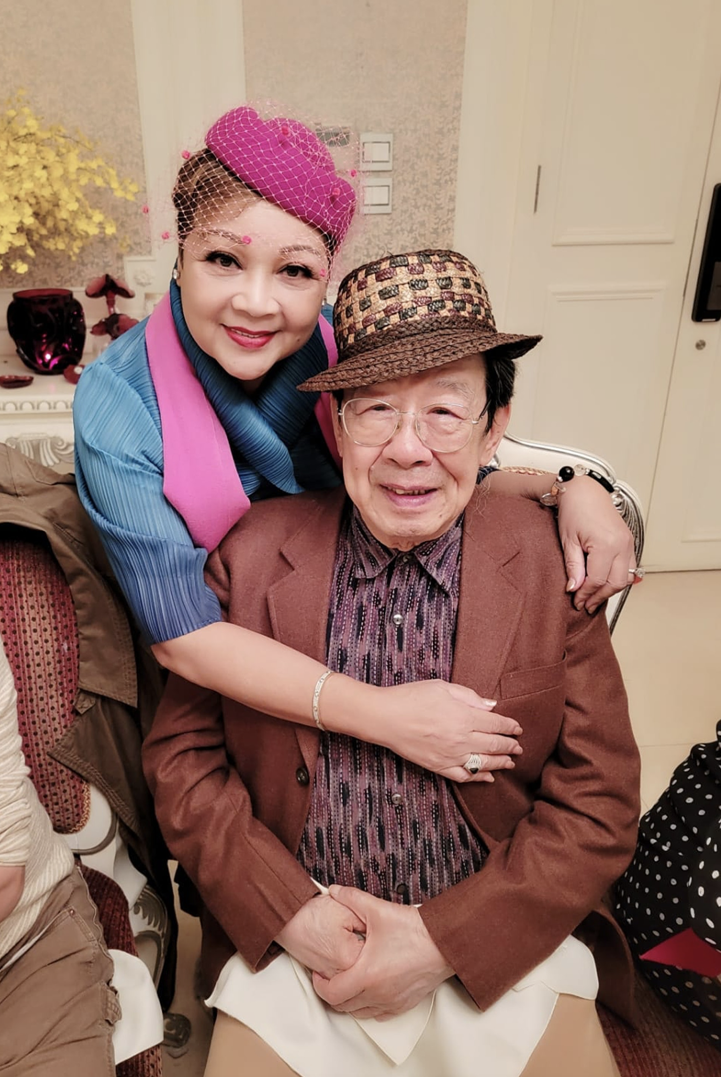 陈曼娜办派对庆祝70大寿，89岁胡枫精心打扮出席，活力十足成活宝 - 8