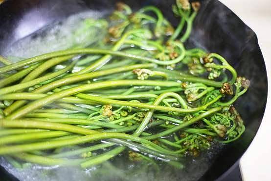 春季经常吃蕨菜，到底是致癌还是防癌？真正要注意的是食用方式 - 4