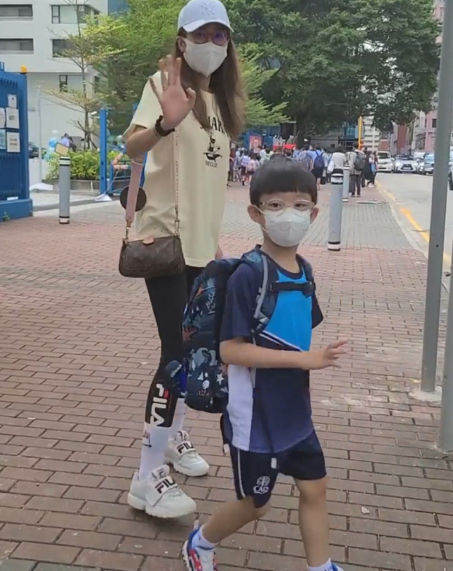 TVB女艺人陈敏之很开心儿子升小学 牵着儿子手送儿子首次进小学 - 5