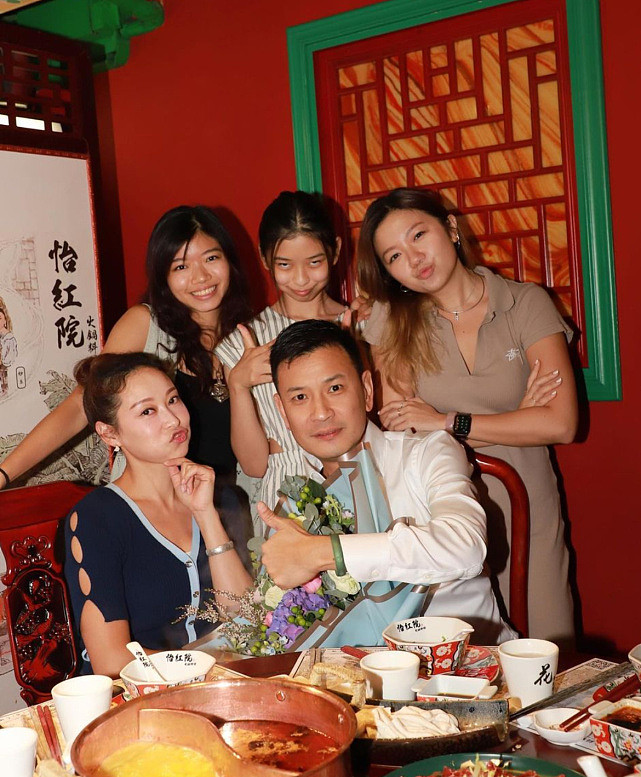 TVB艺人杨卓娜亲自下厨烹饪美食为继女庆生 与两位继女像亲生母女 - 2