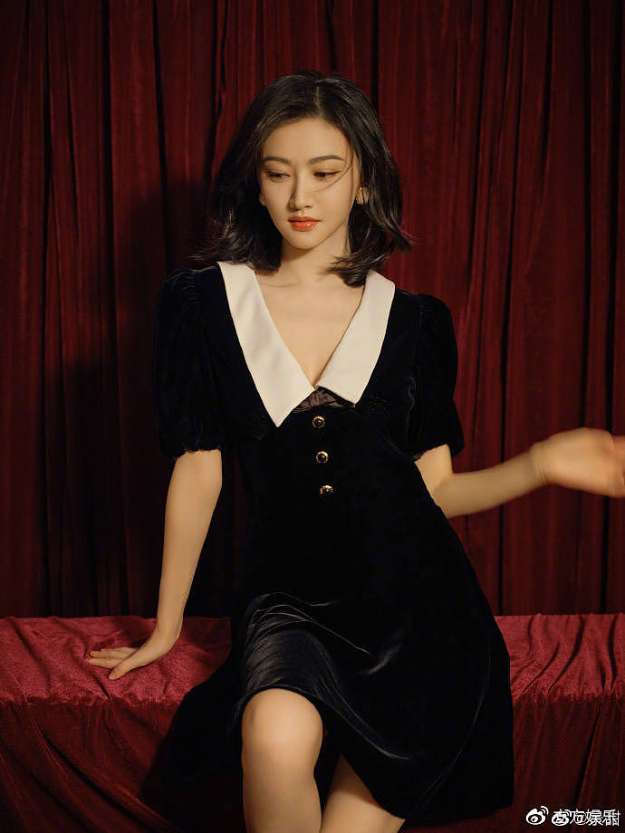 景甜分享黑红复古写真 一身黑色丝绒裙优雅大方 - 5