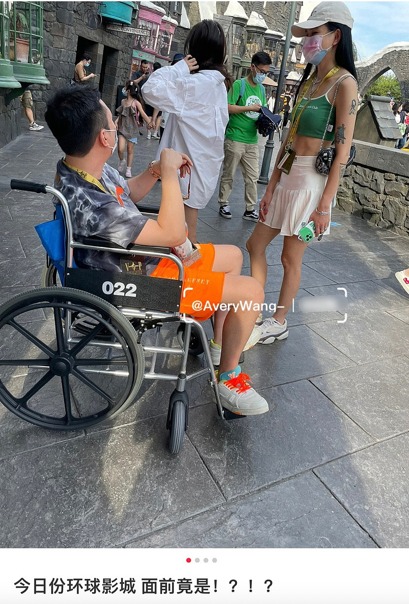 王思聪现身环球影城，身边美女环绕，不想走路有专人推轮椅 - 2