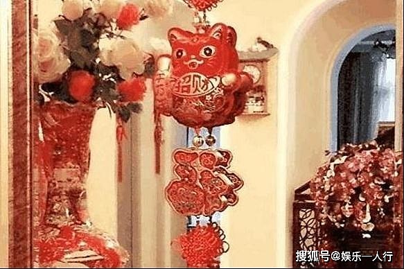 艺术家巩汉林的家，装修风格中式，家门口还挂了红灯笼 - 3