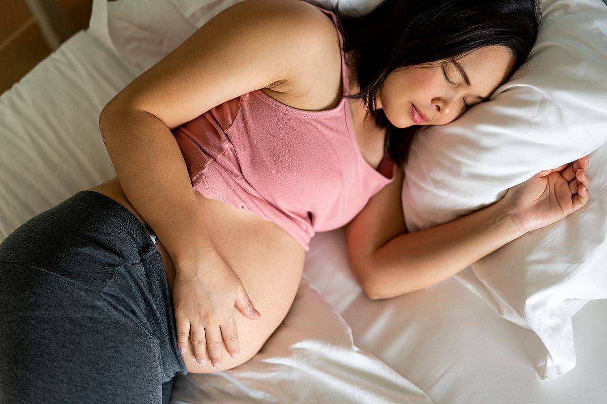 胎儿若在孕妈睡觉的时候不安分，可能是不舒服了，孕妈别不在意 - 4