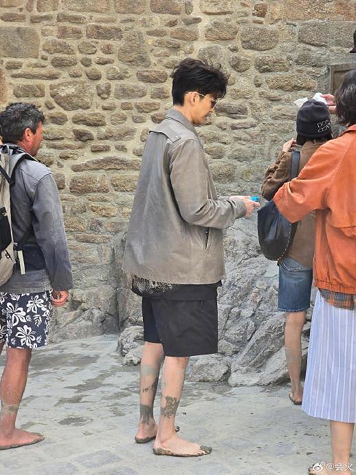 网友分享了昨天在法国偶遇花少团的照片，一脚泥的旅游团 - 6